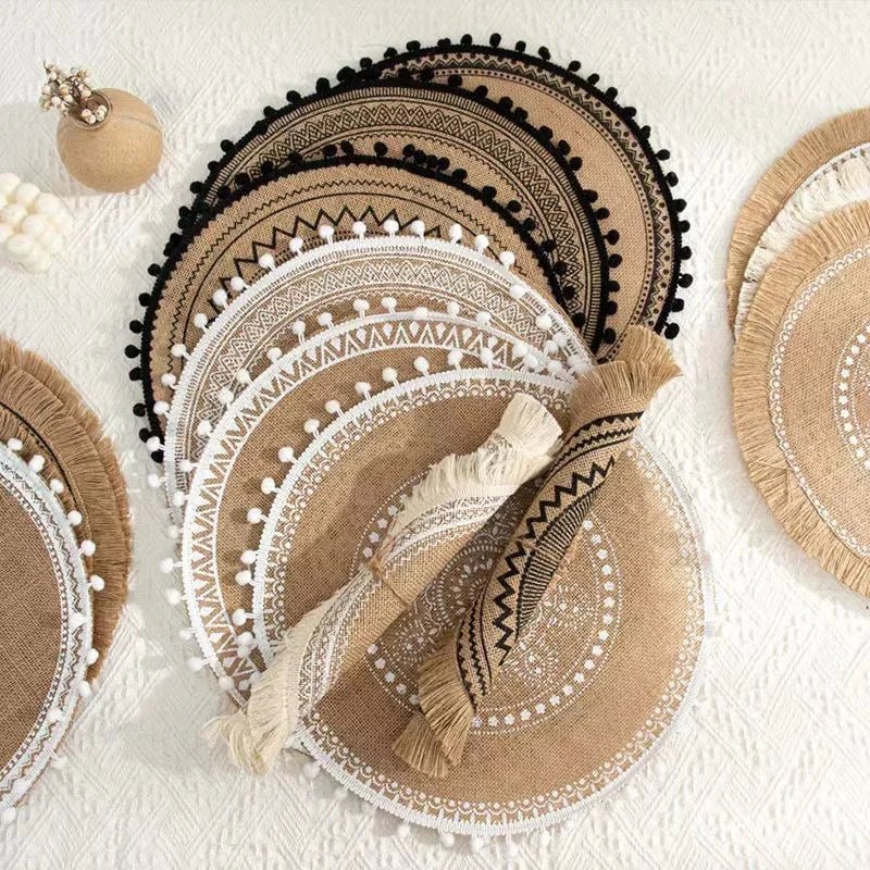Sousplats Trançada com Franjas e Detalhes de Pompom para Sala de Jantar (Kit com 4x)